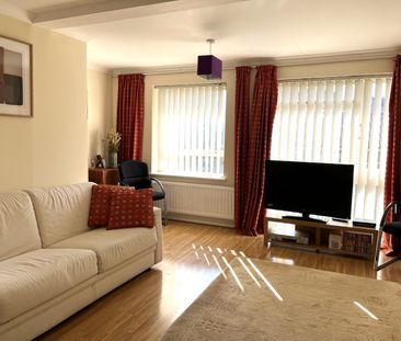 5 Bed Terraced House, Knighton Close, RG4 - Photo 1