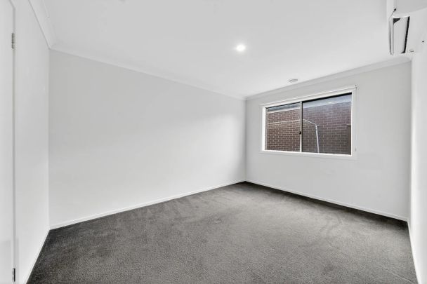 NORTH FACING SINGLE LEVEL SENSATION IN A PRESTIGE POSITION - Photo 1