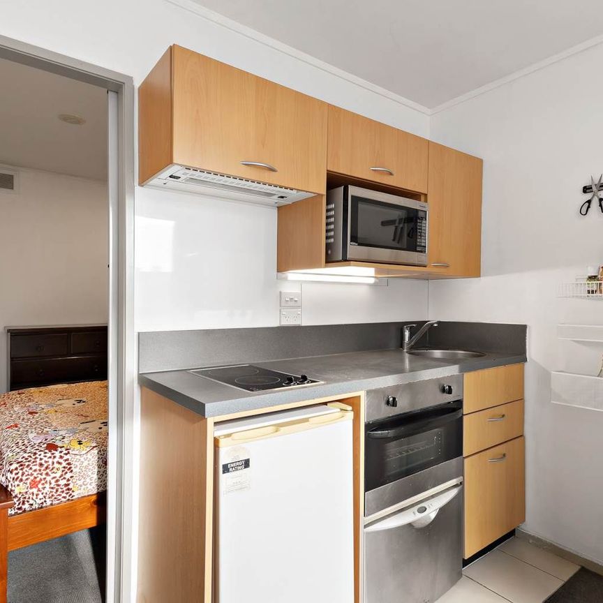 Sunny 2-Bedroom City Apartment - Photo 1