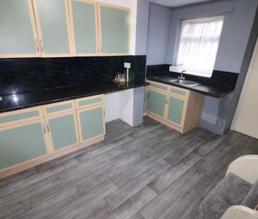 2 bedroom end of terrace house to rent - Photo 4