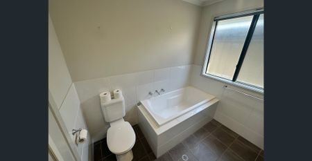 Modern low maintenance 3 bedroom home – perfect for the family! - Photo 2