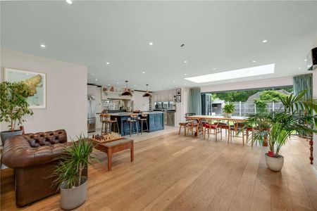 Available for short term rentals - A substantial and beautifully appointed five bedroom detached family home in a sought-after Chobham location - Photo 2