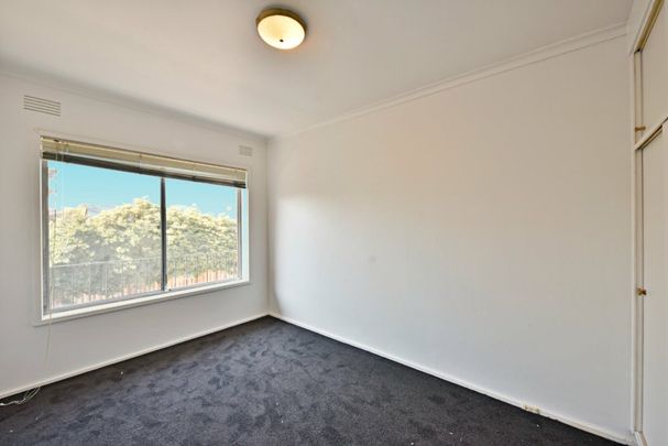 Register to Inspect // Spacious 1-Bedroom Apartment in the Heart of Thornbury - Photo 1