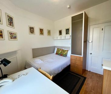 Flat 402 Fulham Palace Road, Fulham W6 9HH - Photo 3