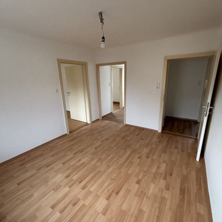 Erste eigene Wohnung gesucht? Preiswerte Starterwohnung - von Grünflächen umgeben - Hell und sonnig - schöner Schnitt - perfekte Infrastruktur! - Foto 1