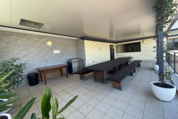 Modern 3-Bed Apartment in Prime Location! - Photo 1