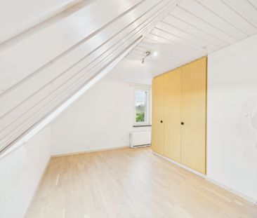 Charmante 2.5-Zimmer-Dachwohnung mit viel Licht und Aussicht - Photo 2