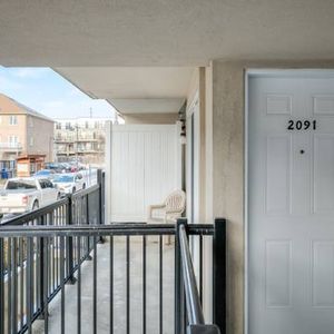 Charming 2-Bed Townhouse at Islington and Finch - Photo 2