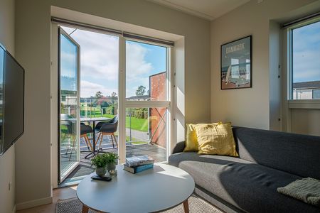 Møbleret 2-værelses lejlighed med altan - Photo 2