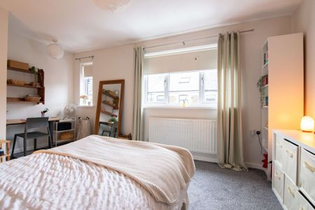 Modern and spacious five bedroom house on Coburn Street - Photo 5