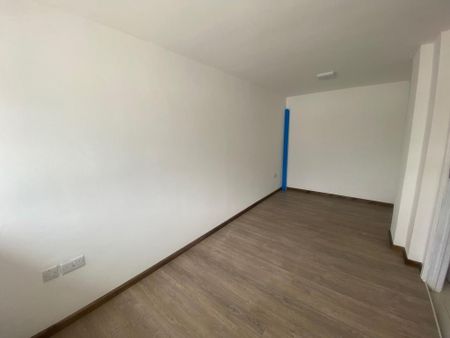 4 bedroom end of terrace house to rent - Photo 2