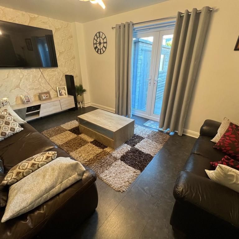 3 bedroom semi-detached house to rent - Photo 1