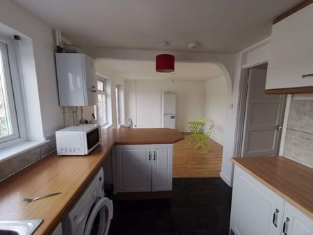 1 bedroom in a house share to rent - Photo 3