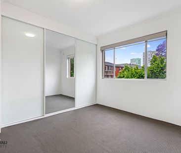 Superbly located - Modern Spacious Apartment - Photo 3