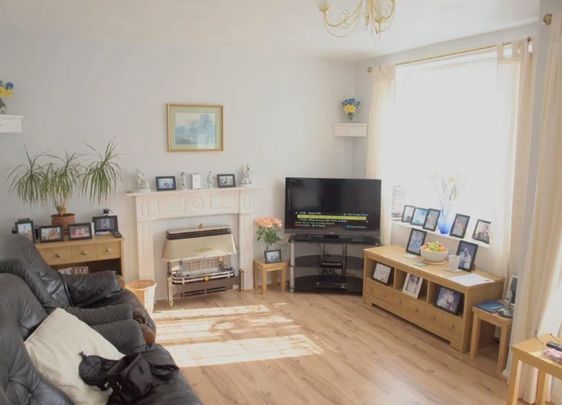 3 Bed Flat, Halford House, SW15 - Photo 1