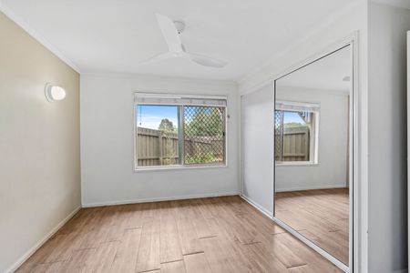 Stunning Two-Bedroom Villa with City Views in a Quiet Complex - Photo 4