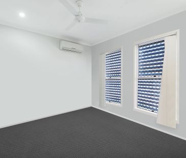 LARGE TOWNHOUSE 2 LIVING AREAS, VIEWS & GREAT SIZE BACK YARD - Photo 6