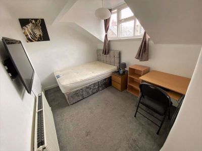 3 bedroom House in Burley Lodge Road, Leeds - Photo 2