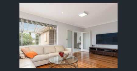 Beautiful Family Home in a Prime Templestowe Lower Location - Photo 2