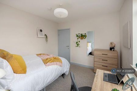 6 bedroom semi-detached house to rent - Photo 2