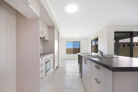 4 bedrooms with room to move! - Photo 3