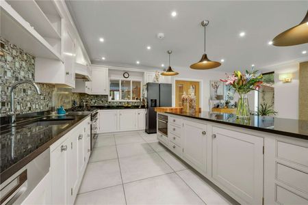 A fantastic 4 bedroom family home located in a sought after location, minutes from Cobham village. - Photo 5