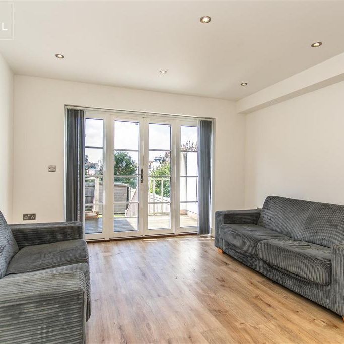 4 bedroom end of terrace house to rent - Photo 1