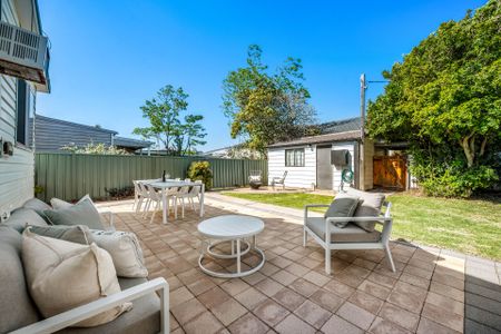 Charming Freestanding 2 Bedroom Home! - Photo 4