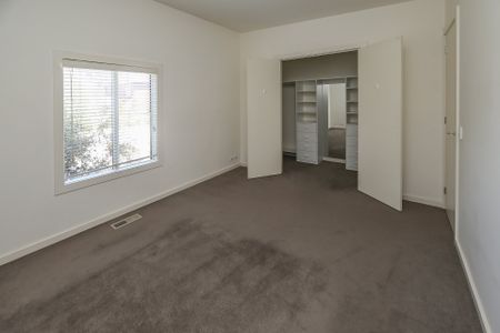 Spacious three bedroom townhouse - Photo 5