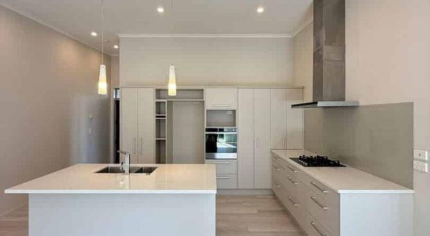 Modern Family Living in Karaka Area - Photo 1