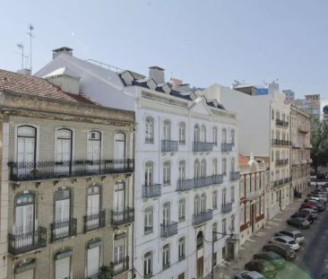 Room for rent in 6-bedroom apartment in Santo António - Photo 6