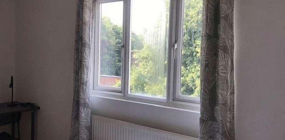 Attic Room In Shared House, DE1 - Photo 2