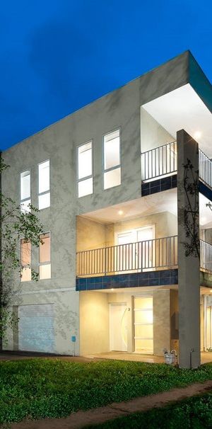 STUNNING RENOVATED TOWNHOUSE - IDEAL LOCATION - Photo 1