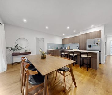 SPACIOUS LIVING IN SUPREME LOCATION! - Photo 4