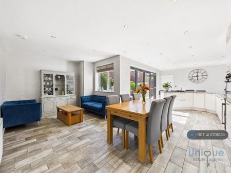 4 bedroom detached house to rent - Photo 5