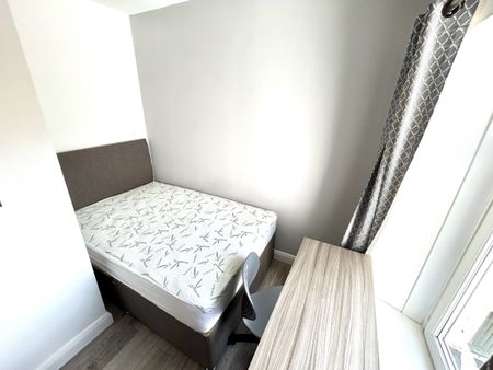 Lawn Terrace, Treforest, Pontypridd - Photo 5