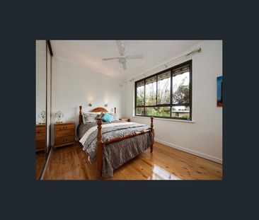 GREAT FAMILY HOME - MINUTES FROM PUBLIC TRANSPORT - Photo 4