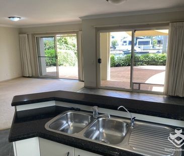 Family home on the water with Pontoon! - Photo 6