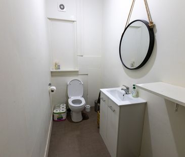 Large, Centrally Located Flat with Stunning Views - Photo 5