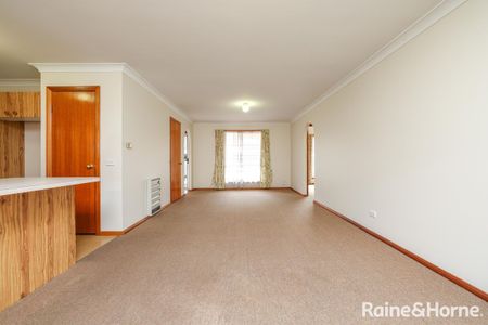 Close to CBD - 2 Bedroom Unit located in Quiet Location at Rear of Premises - Available now!!! - Photo 2