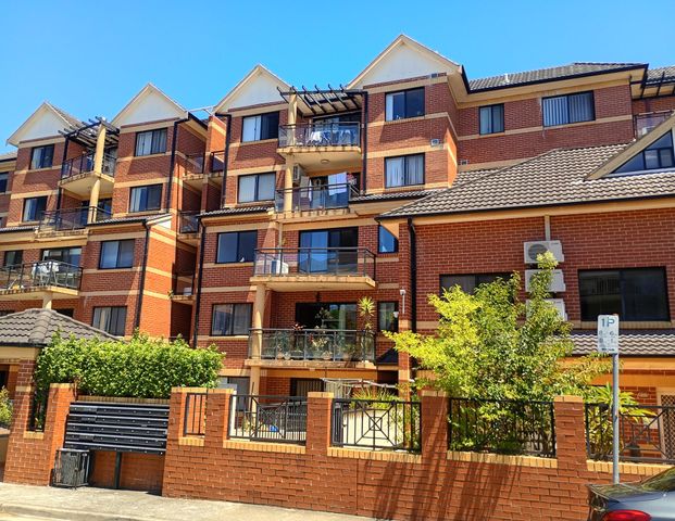 Bright & Spacious 2 Bedroom Apartment - Prime Burwood Address - Photo 1