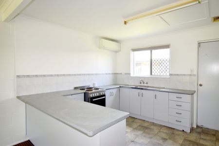 :: BARGAIN ALERT! VERY TIDY TOWNHOUSE - AIR CONDITIONED - Photo 3