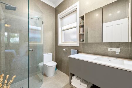 Low maintenance contemporary three bedroom - Photo 4