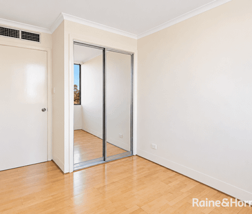 Spacious Three-Bedroom Unit in the Heart of Kensington - Photo 4