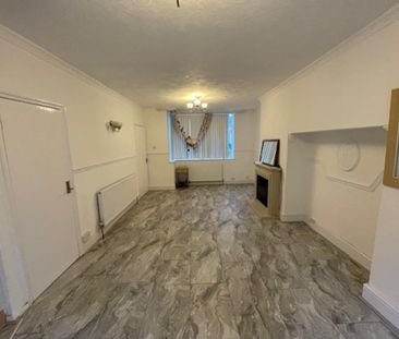 3 bedroom end of terrace house to rent - Photo 2