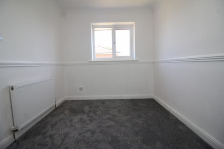 3 Bedroom Semi-Detached House - Photo 2