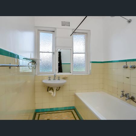 SUN-DRENCHED NORTH FACING APARTMENT WITH DISTRICT VIEWS AND HARBOUR GLIMPSES... - Photo 3