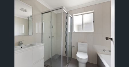 Light-filled family home in central location - Photo 5