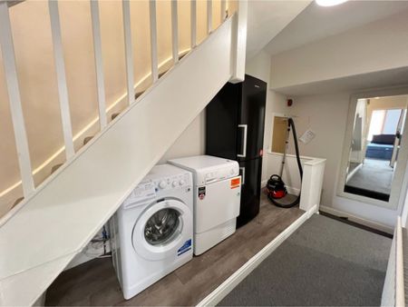 4 bed Apartment for Rent - Photo 4