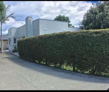 Charming 3BR Onehunga Haven with Garden - Photo 4